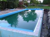 Het zwembad wordt gevuld met leidingwater.
